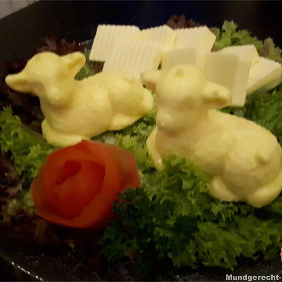 Butterfiguren in Lammform mit Tomatenrose