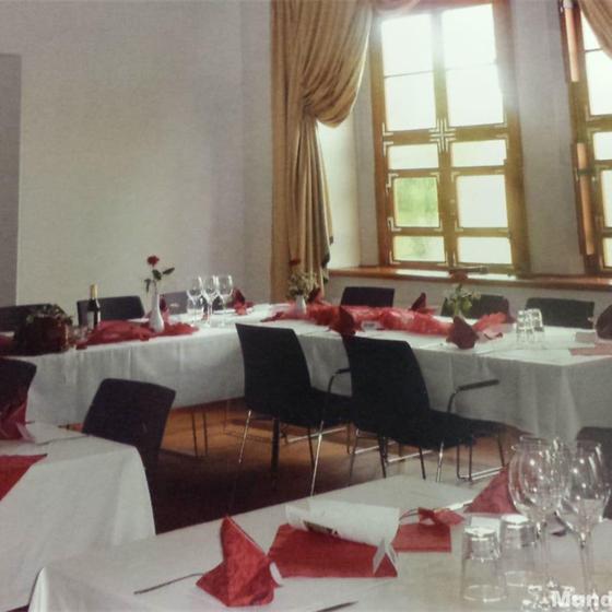 Festlich eingedeckte Tafel mit roten Servietten