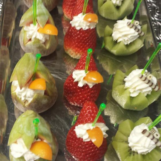Dessert aus Birnen, Erdbeeren und Kiwi mit Sahnehaube