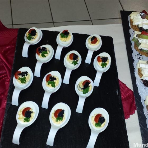Fingerfood auf Porzellanlöffeln, angerichtet auf Schiefer