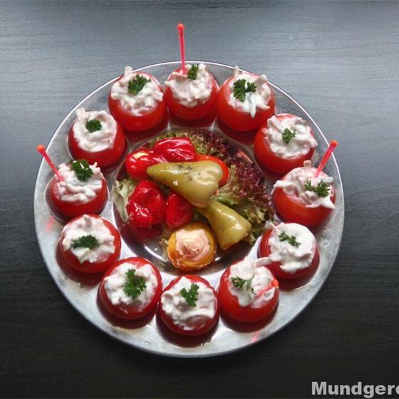 Gefüllte Tomaten mit Frischkäse auf einer Platte