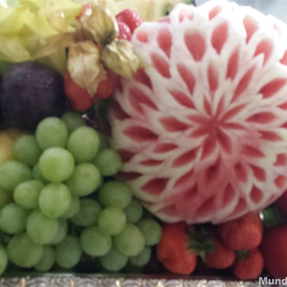 Geschnitzte Wassermelone neben Weintrauben