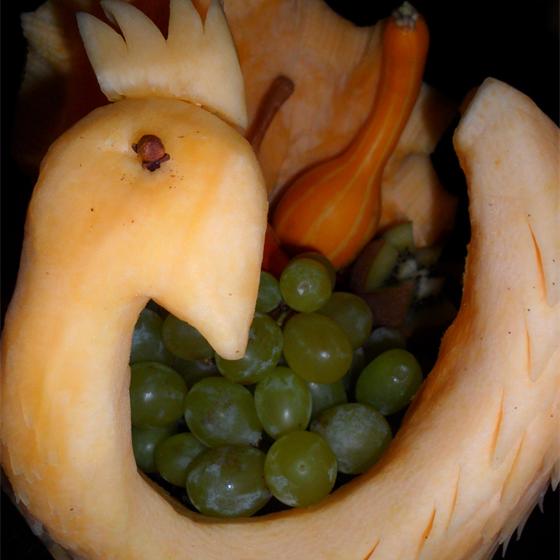 Aus Melone geschnitzter Schwan mit Obst gefüllt