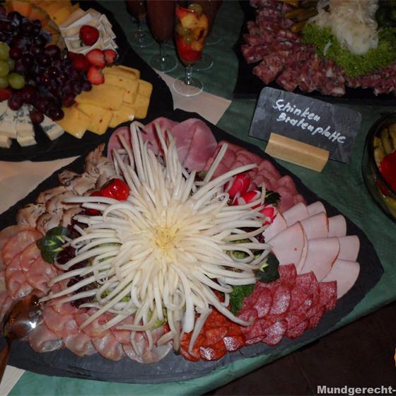 Schinken- und Bratenplatte mit geschnitzter Deko