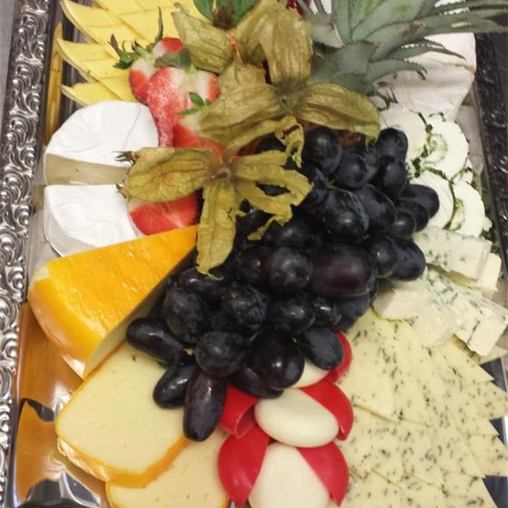 Käseplatte mit Trauben und Physalis