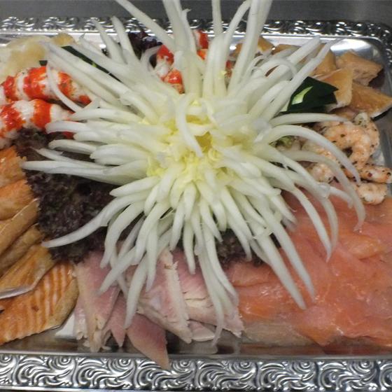 Kalte Fischplatte mit Lachs, Garnelen und geschnitzter Rettich-Chrysantheme