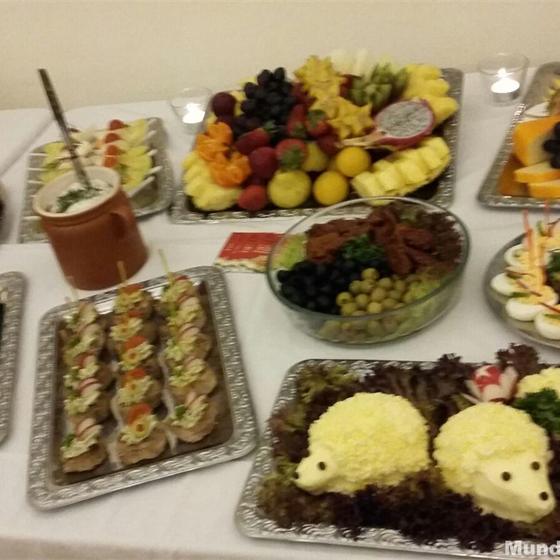 Kaltes Buffet mit Obst, Schnittchen und Butterigeln