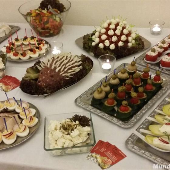 Kaltes Buffet mit Häppchen, Salaten und Platten