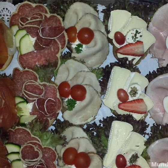 Belegte Schnittchen mit Salami und Käse