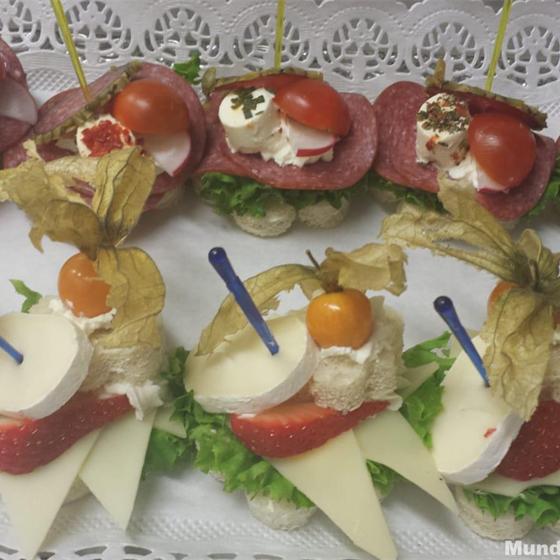 Belegte Schnittchen mit Physalis