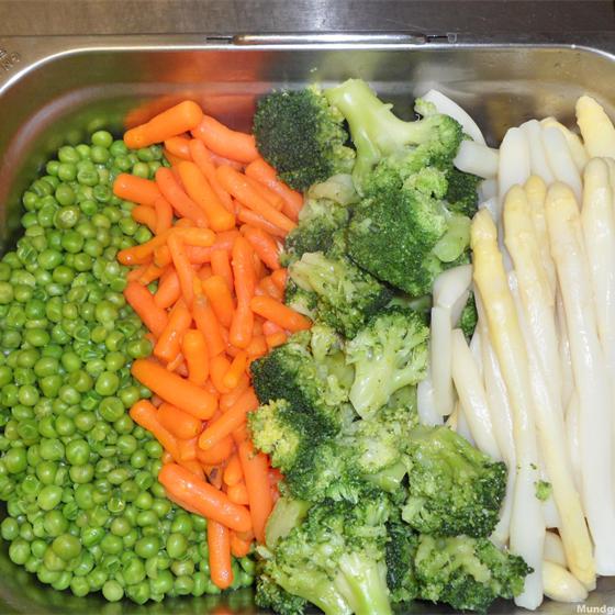 Gemüseplatte mit Erbsen, Möhren, Brokkoli und Spargel