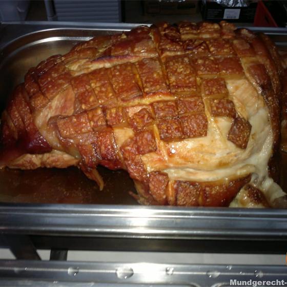 Krustenbraten am warmen Buffet