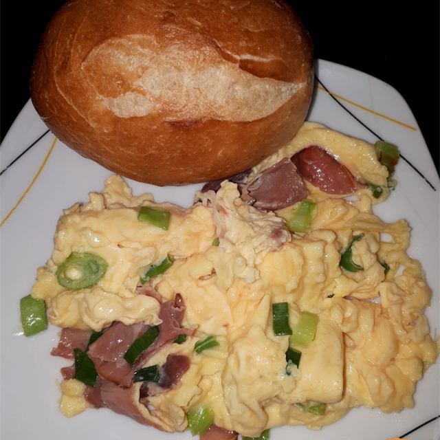 Rührei mit Butterbrötchen