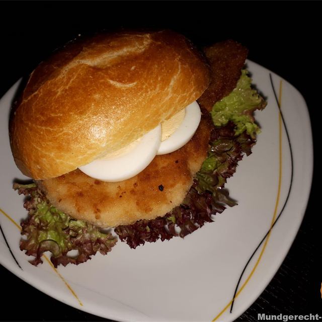 Brötchen mit halbem Schnitzel