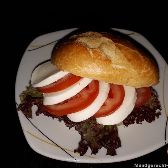 Brötchen mit Tomate und Mozzarella